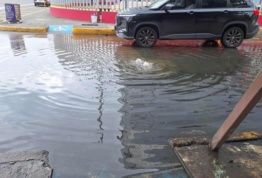 Mega fuga de aguas negras representa un foco de infección para hospital y comercios de comida en Veracruz