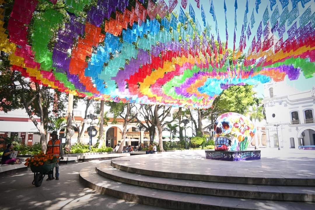 Exposición de alebrijes y altar de globos en el Recinto de la Reforma en Veracruz