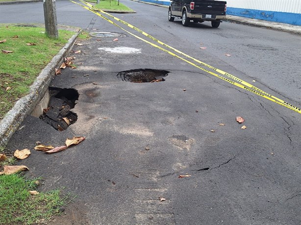 Socavón pone en riesgo a transeúntes y conductores en calles de Boca del Río