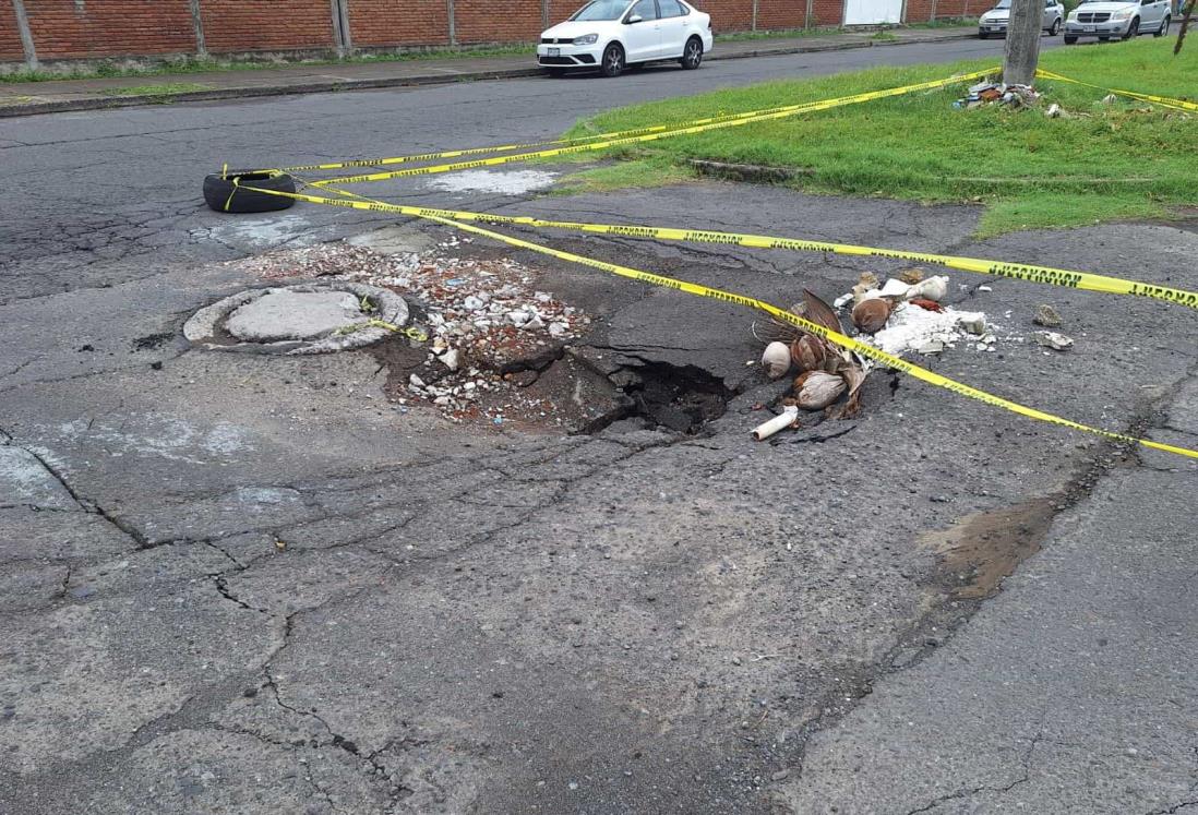 Socavón pone en riesgo a transeúntes y conductores en calles de Boca del Río