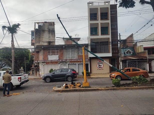 Choque en Xalapa: Auto derriba poste y deja semáforo inservible