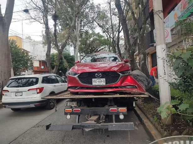 Choque en Xalapa: Auto derriba poste y deja semáforo inservible