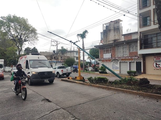 Choque en Xalapa: Auto derriba poste y deja semáforo inservible