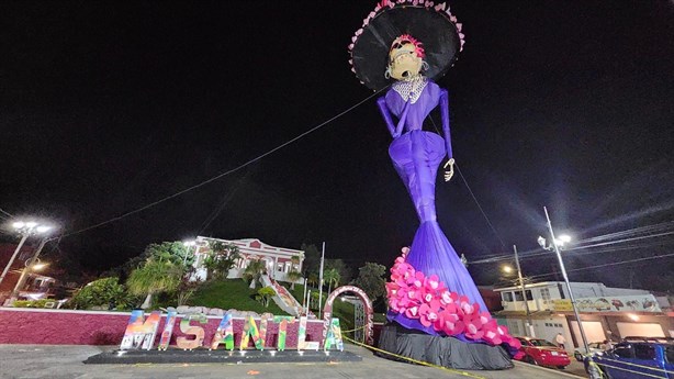 Inician las festividades de Todos Santos en Misantla con la Catrina gigante como protagonista