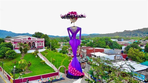 Inician las festividades de Todos Santos en Misantla con la Catrina gigante como protagonista