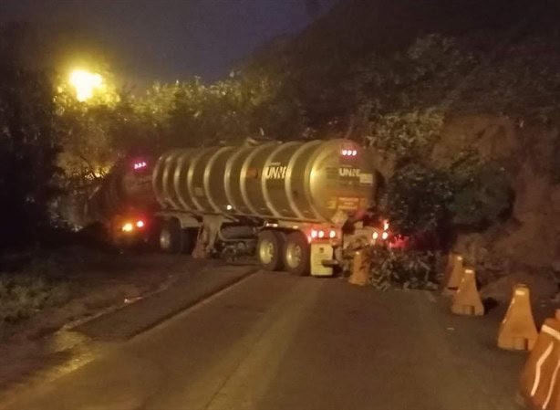 Derrumbe en cumbres de Maltrata cierra autopista Orizaba- Puebla; vía alterna con gran carga vehícular | VIDEO