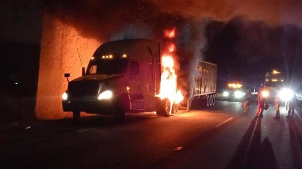 Aparatoso incendio de tractocamión con carga de maiz en el Puente de Las Sillas