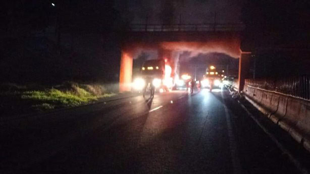 Aparatoso incendio de tractocamión con carga de maiz en el Puente de Las Sillas