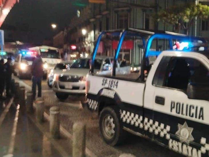 Accidente entre camioneta y automóvil desata caos vial en el centro de Xalapa