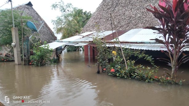 Socavones  e inundaciones incomunican a Hidalgotitlán y Minatitlán, caminos son afectados por la intensa corriente | VIDEO