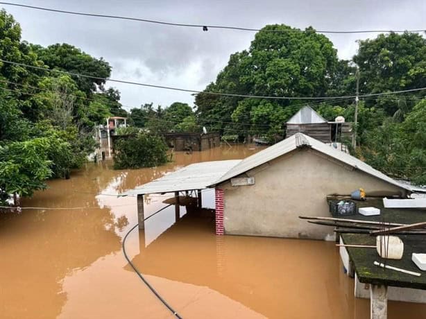 Socavones  e inundaciones incomunican a Hidalgotitlán y Minatitlán, caminos son afectados por la intensa corriente | VIDEO