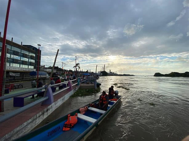 Amanece Minatitlán con golpe de agua del Río Coatzacoalcos; así se observó en el malecón I VIDEO