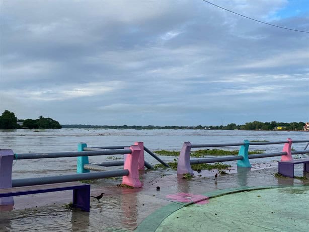 Amanece Minatitlán con golpe de agua del Río Coatzacoalcos; así se observó en el malecón I VIDEO