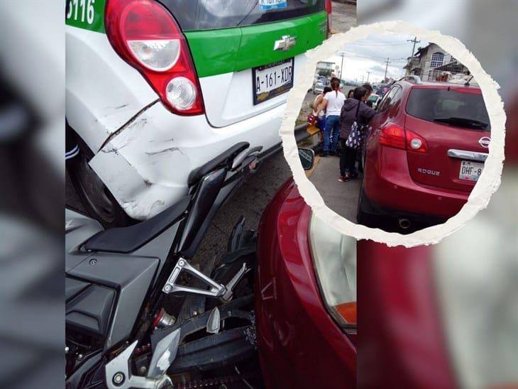 ¡Lo embistió por detrás! Motociclista queda atrapado entre un taxi y una camioneta en Xalapa