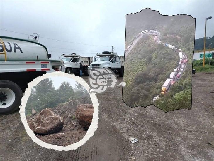 Descienden a unidades varadas en la Autopista Orizaba-Puebla; retiro de derrumbe podría tardar un mes