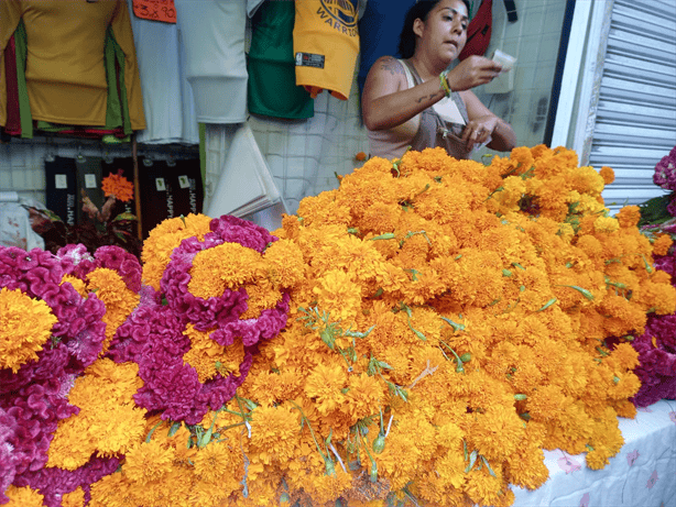 Mercados de Veracruz se llenan de cempasúchil y moco de pavo para Día de Muertos