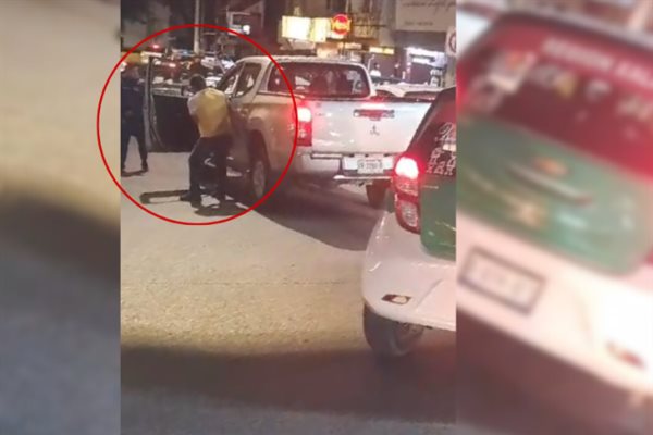 Choque entre camioneta y taxi en la unidad Jardines de Xalapa ¡termina en golpes! 