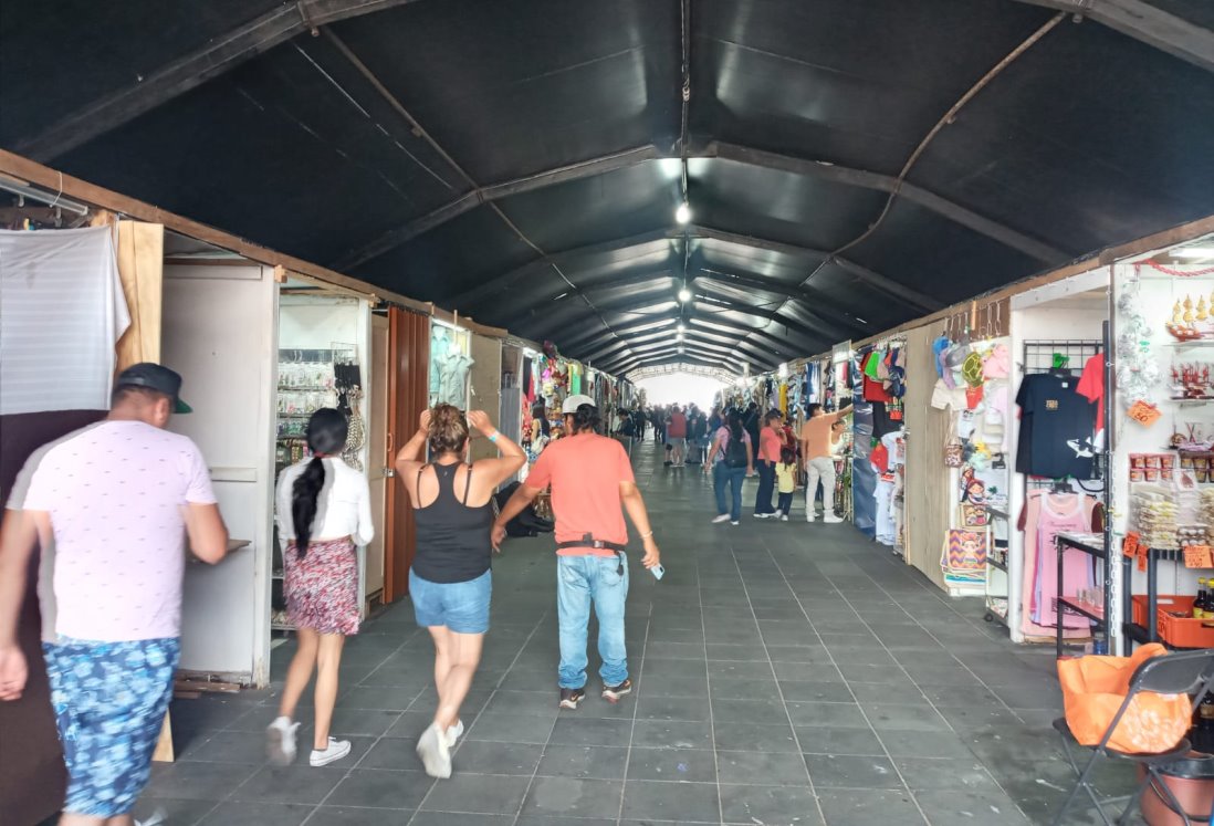 Concluye instalación de puestos provisionales para comerciantes del Mercado de Artesanías de Veracruz