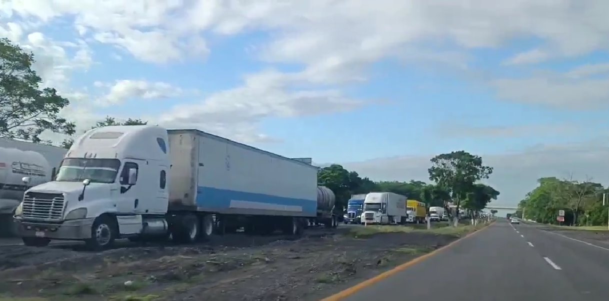 Reportan fila de 7 km en caseta Paso del Toro hacia Veracruz este domingo 27 de octubre