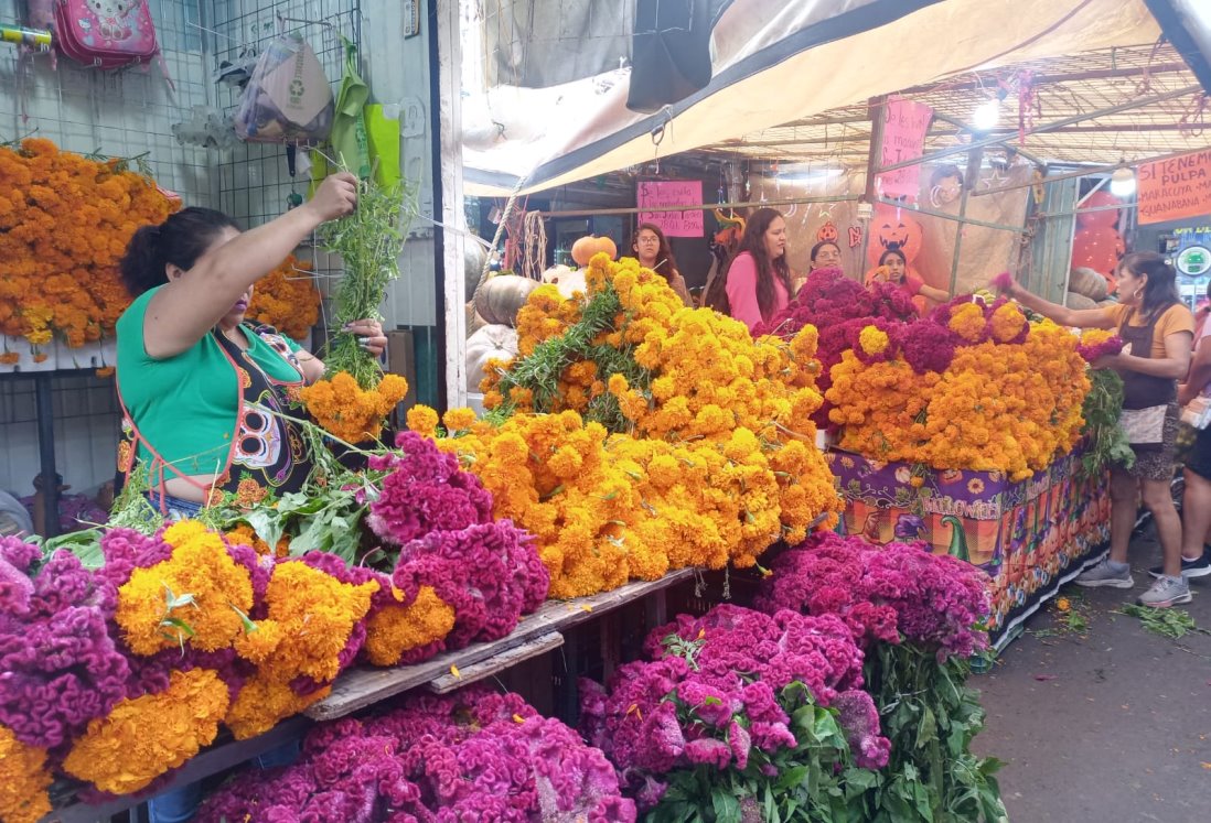 Mercados de Veracruz se llenan de cempasúchil y moco de pavo para Día de Muertos