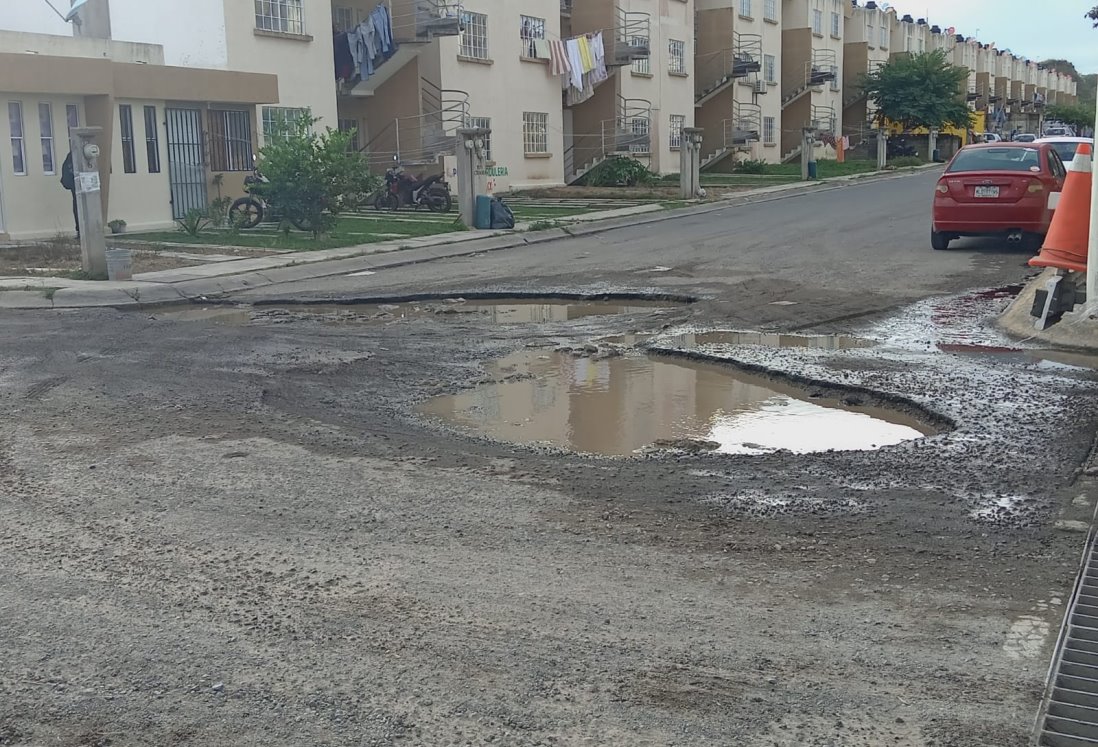 Vecinos de Bosques de Río Medio exigen reparación de bache convertido en socavón