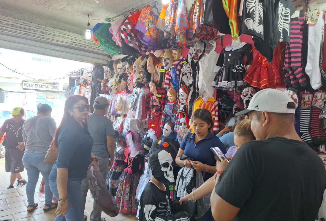 Día de Muertos y Halloween impulsan ventas de disfraces en mercados de Veracruz