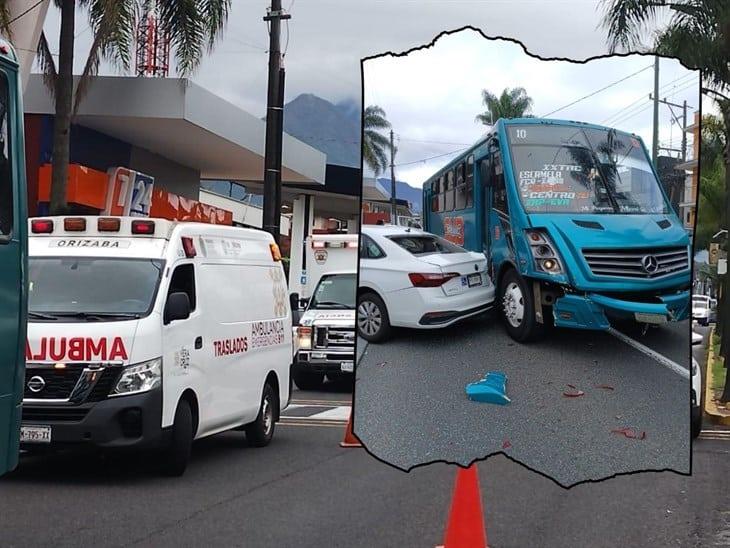 ¡Por imprudentes! Vehículo y autobús chocan en calles de Orizaba