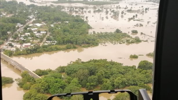 Inundaciones en el sur de Veracruz: activa Sedena puente aéreo para repartir despensas