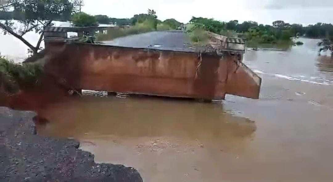 Colapsa puente entre Santiago Tuxtla e Isla; se corta paso hacia la zona piñera 