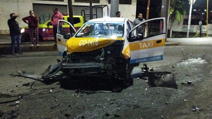 Taxi es impactado por un automóvil en Córdoba; responsable se dio a la fuga