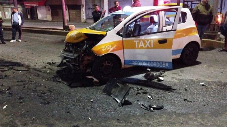 Taxi es impactado por un automóvil en Córdoba; responsable se dio a la fuga