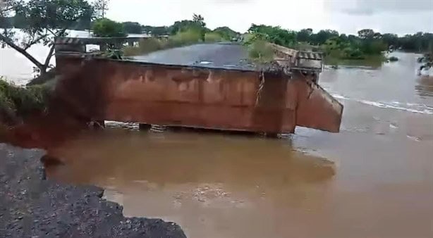 Puente colapsa por lluvias en Santiago Tuxtla; localidades quedaron incomunicadas