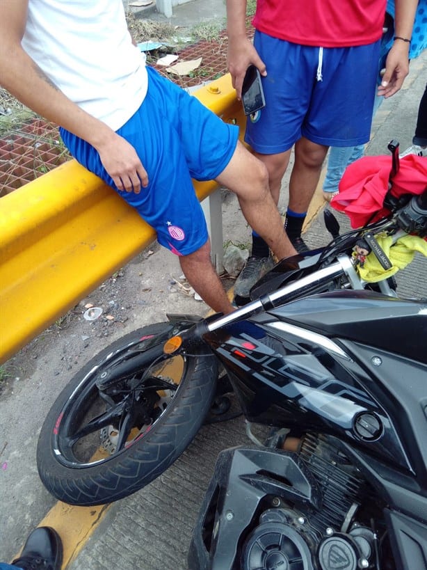 ¡Lo embistió por detrás! Motociclista queda atrapado entre un taxi y una camioneta en Xalapa