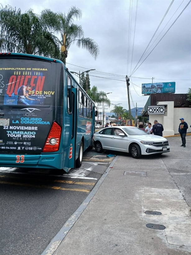 ¡Por imprudentes! Vehículo y autobús chocan en calles de Orizaba