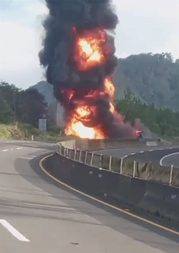 Pipa de combustible arde en llamas y desata el pánico en el libramiento Xalapa-Perote (+Video)