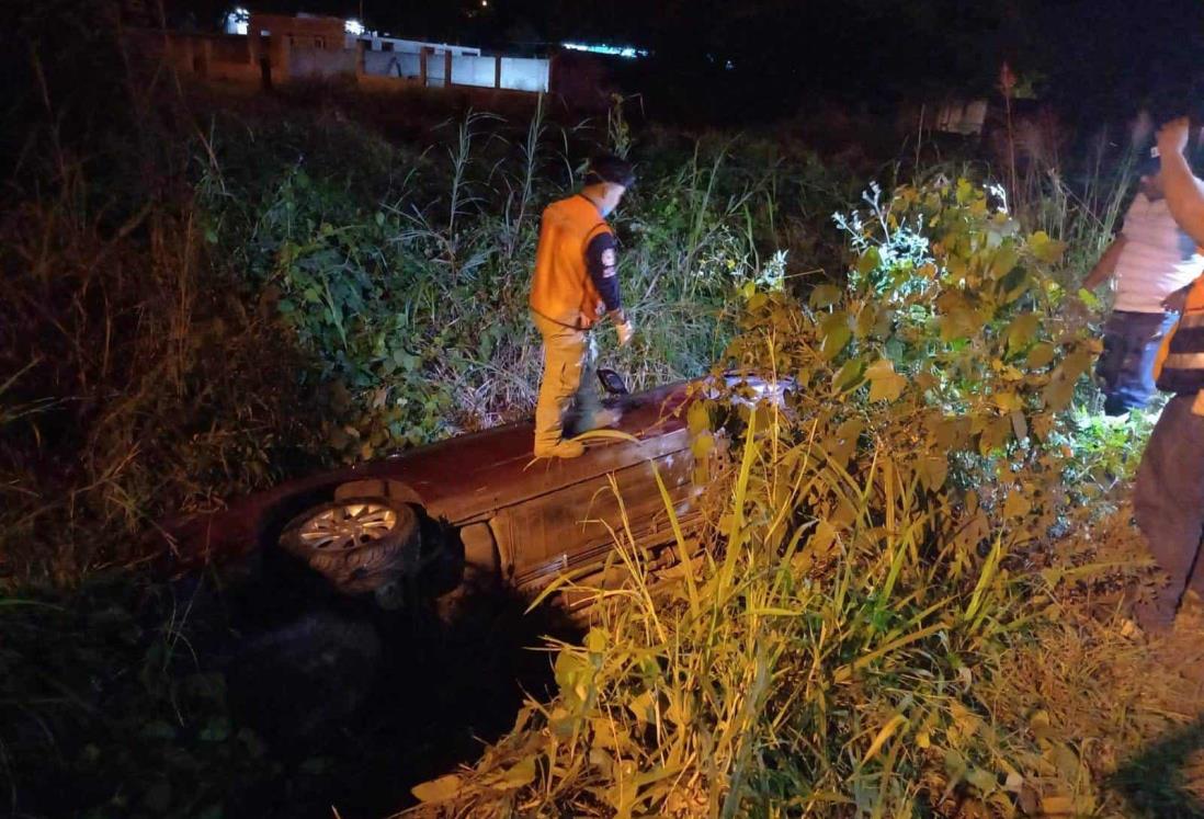 Auto se estrella contra barandales de puente y termina volcado en Tierra Blanca