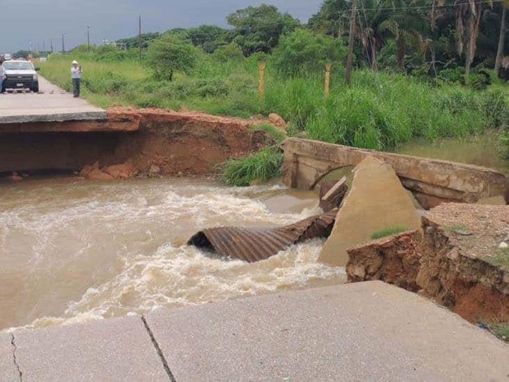 Lluvias no dejan reparar socavón en Bulevar Etileno XXI; usan vías alternas entre Nanchital e Ixhuatlán