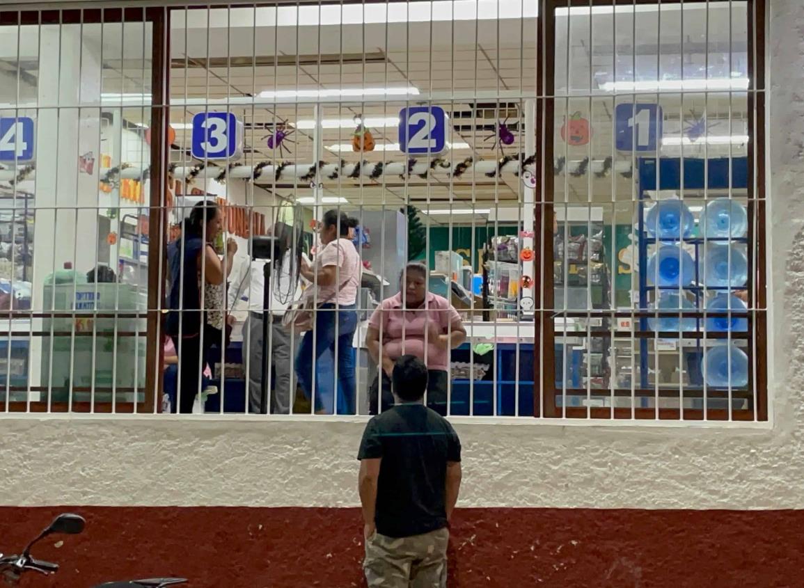 Empleados toman instalaciones de centro comercial en Acayucan; temen despidos sin liquidación l VIDEO