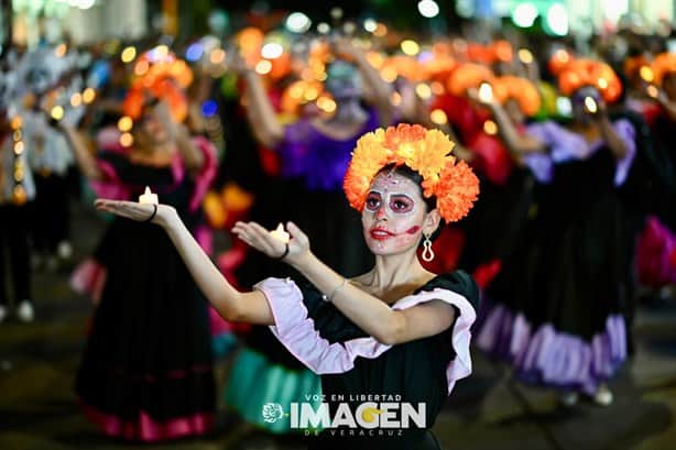 Desfile de Catrinas y Catrines reunió a miles de familias en Veracruz | VIDEO