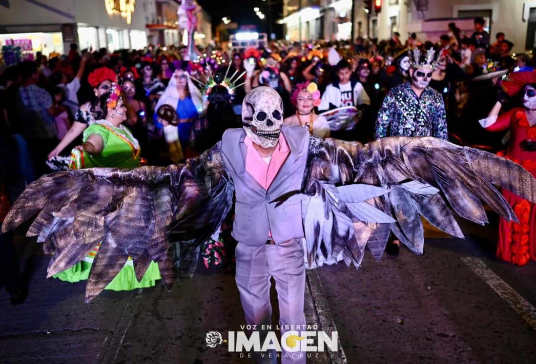 Desfile de Catrinas y Catrines reunió a miles de familias en Veracruz | VIDEO