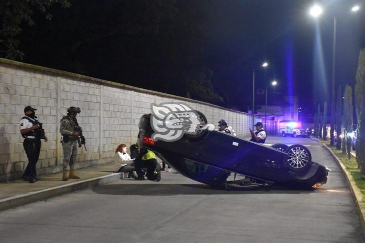 Tras volcadura de auto en Orizaba, dos jóvenes resultan lesionados