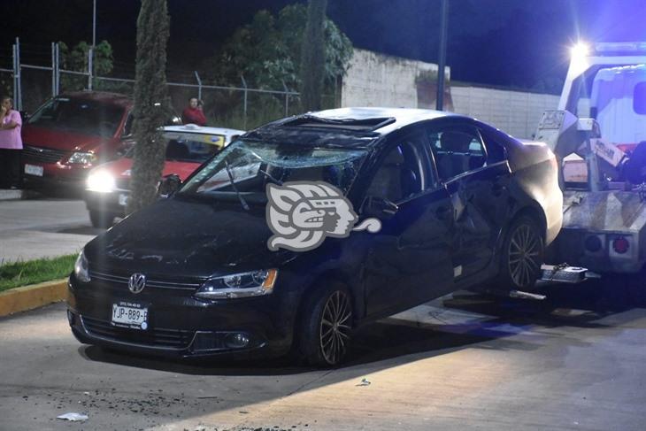 Tras volcadura de auto en Orizaba, dos jóvenes resultan lesionados