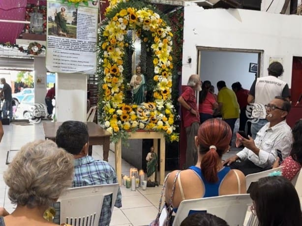 Con regadas, misas y ofrendas, devotos veneran a San Judas Tadeo en Coatzacoalcos l VIDEO