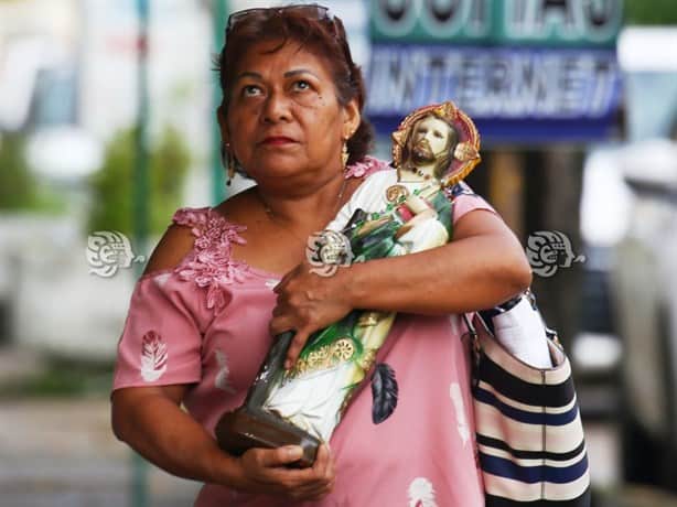 Con regadas, misas y ofrendas, devotos veneran a San Judas Tadeo en Coatzacoalcos l VIDEO