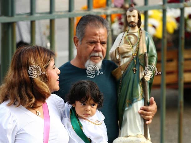 Con regadas, misas y ofrendas, devotos veneran a San Judas Tadeo en Coatzacoalcos l VIDEO