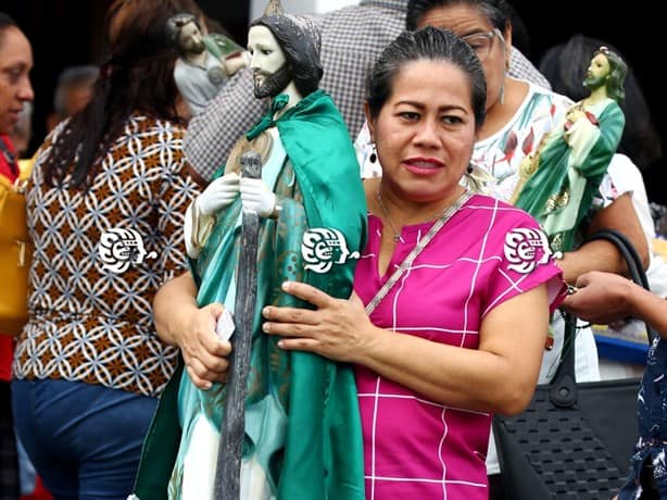 Con regadas, misas y ofrendas, devotos veneran a San Judas Tadeo en Coatzacoalcos l VIDEO