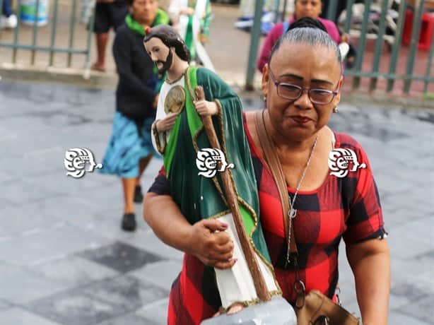 Con regadas, misas y ofrendas, devotos veneran a San Judas Tadeo en Coatzacoalcos l VIDEO