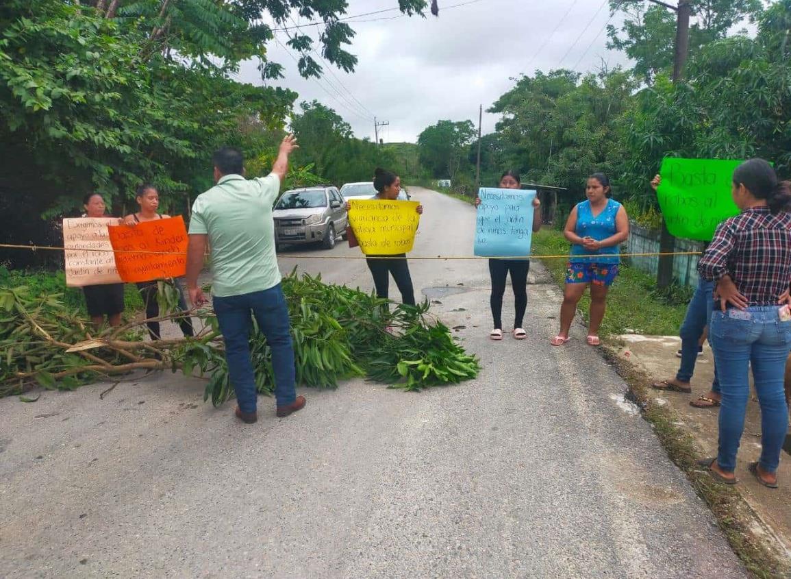 Con bloqueo en carretera Las Choapas-Cuichapa, exigen seguridad y electricidad en kínder