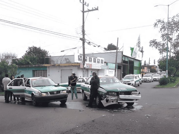 Dos taxis chocan en la colonia Rafael Lucio de Xalapa ¡no respetaron el cruce!