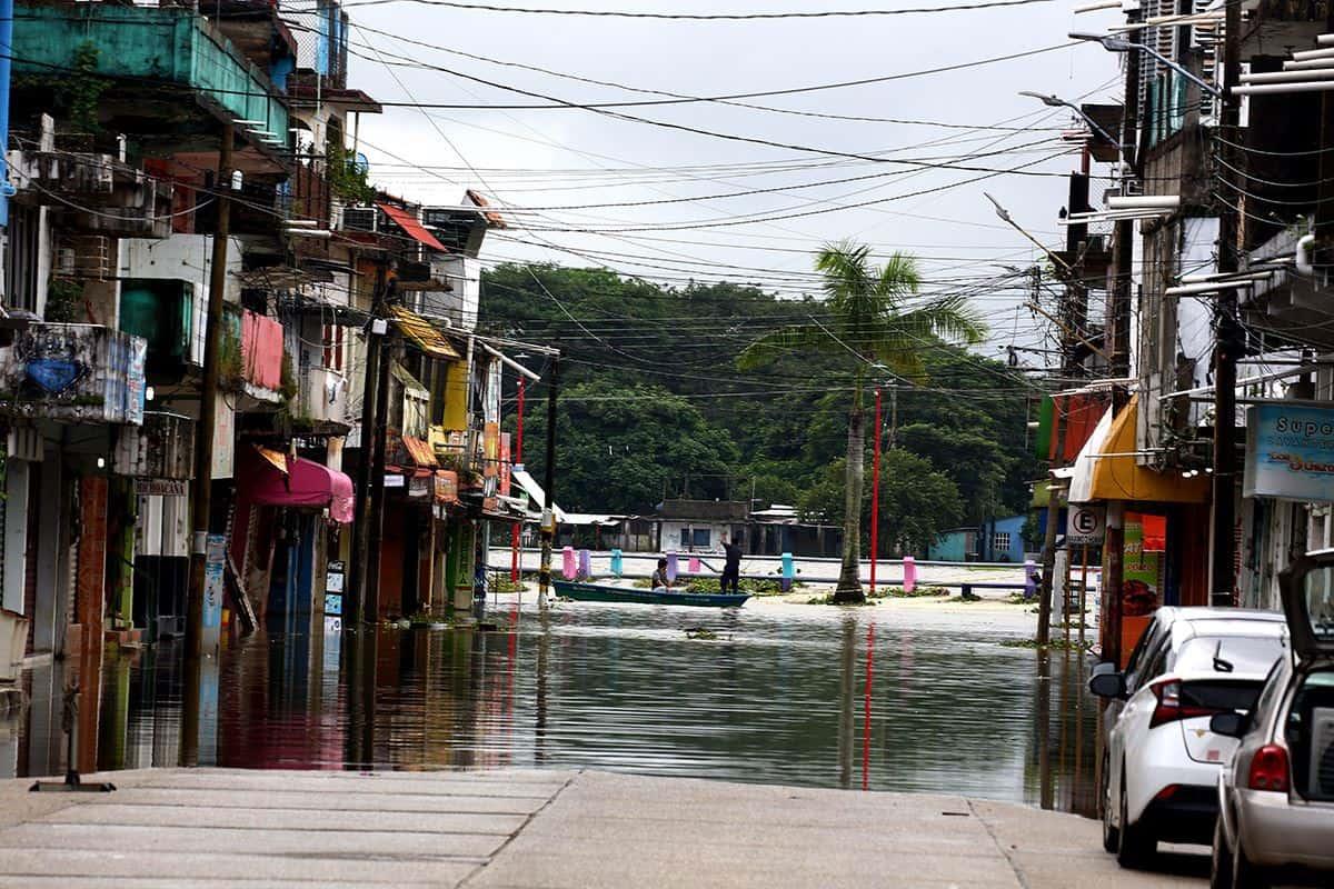 Por desbordamiento del río Coatzacoalcos, esta terminal de Minatitlán modifica servicios